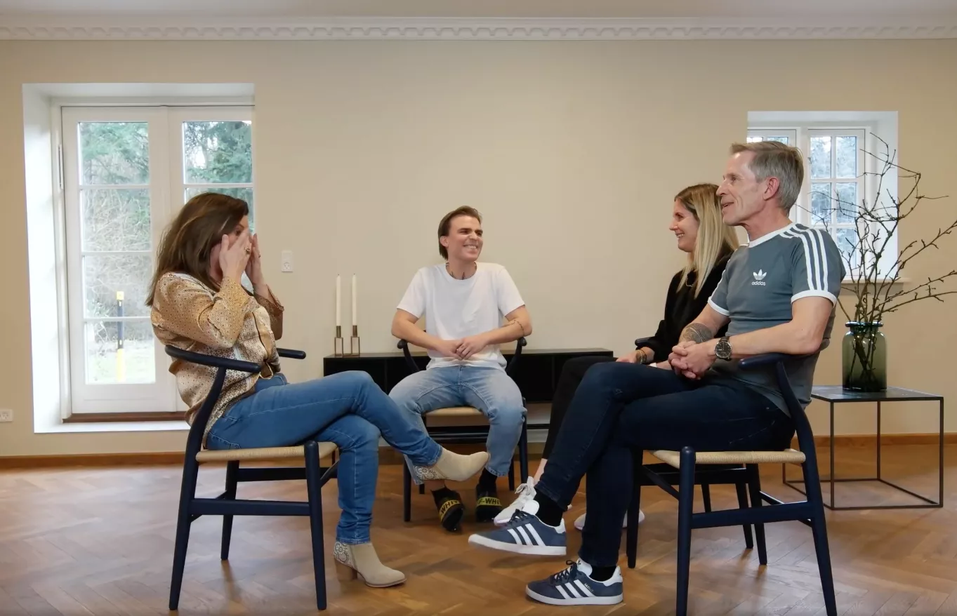 VIDEO: Se familiens rørende reaktion på Micky Skeels nye single