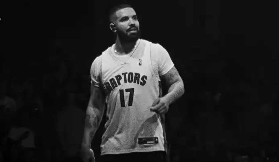 Se Drake løfte NBA-trofæet i ny musikvideo