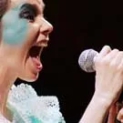 Björk overfalder fotograf