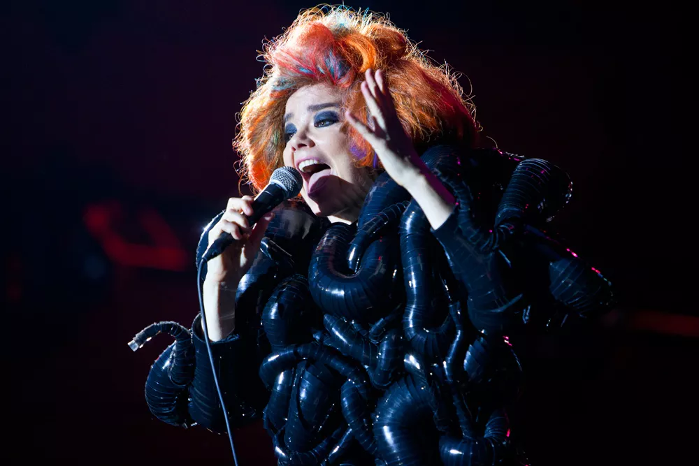 Björk avtäcker ett helt enastående omslag