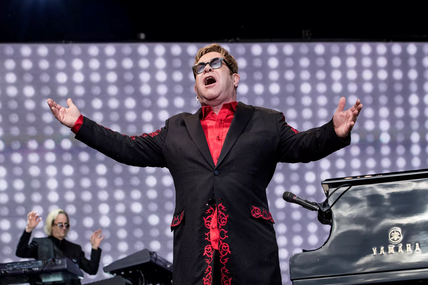 Elton John fejrer 70 års fødselsdag med velgørenhedsgalla og Lady Gaga