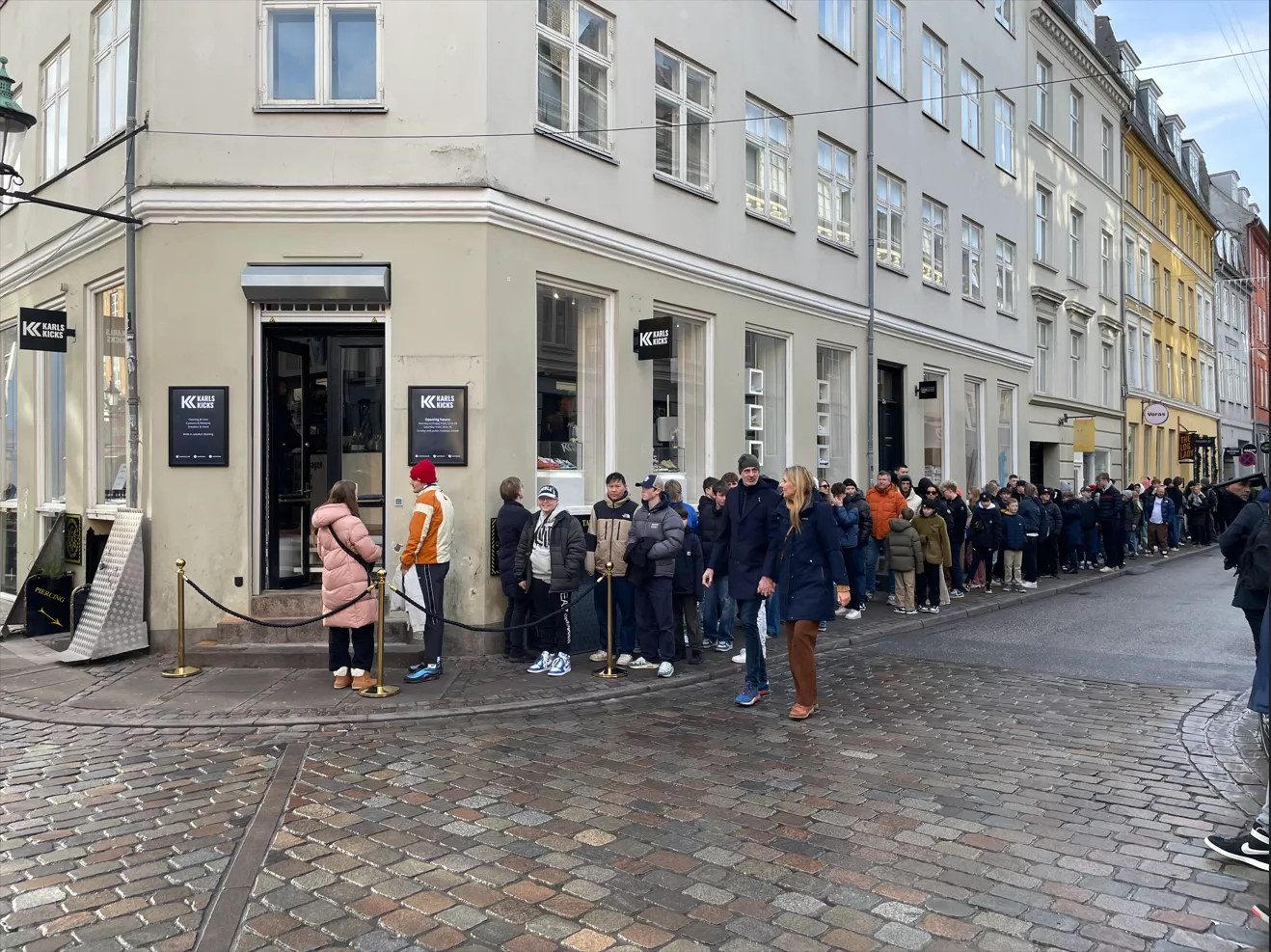 Kø foran KarlsKicks i fbm Meet’n’Greet