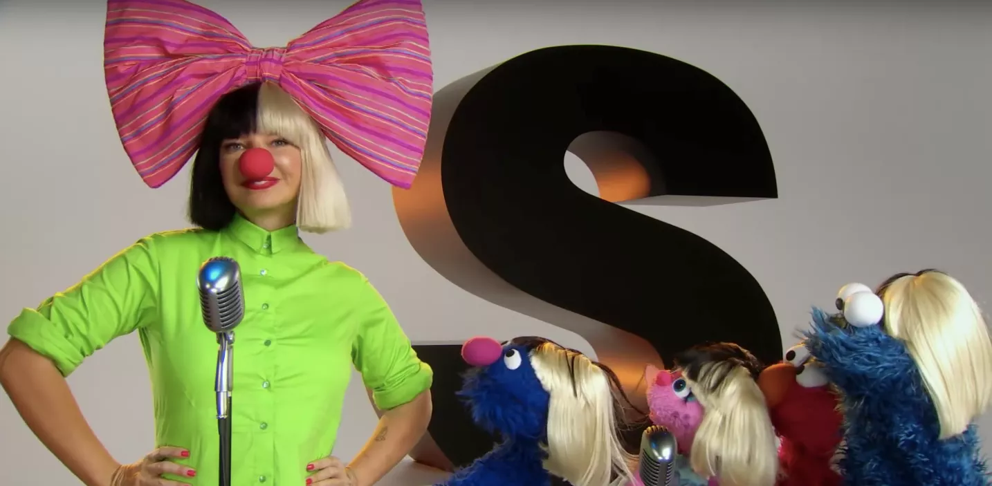 VIDEO: Sia synger i «Sesame Street»
