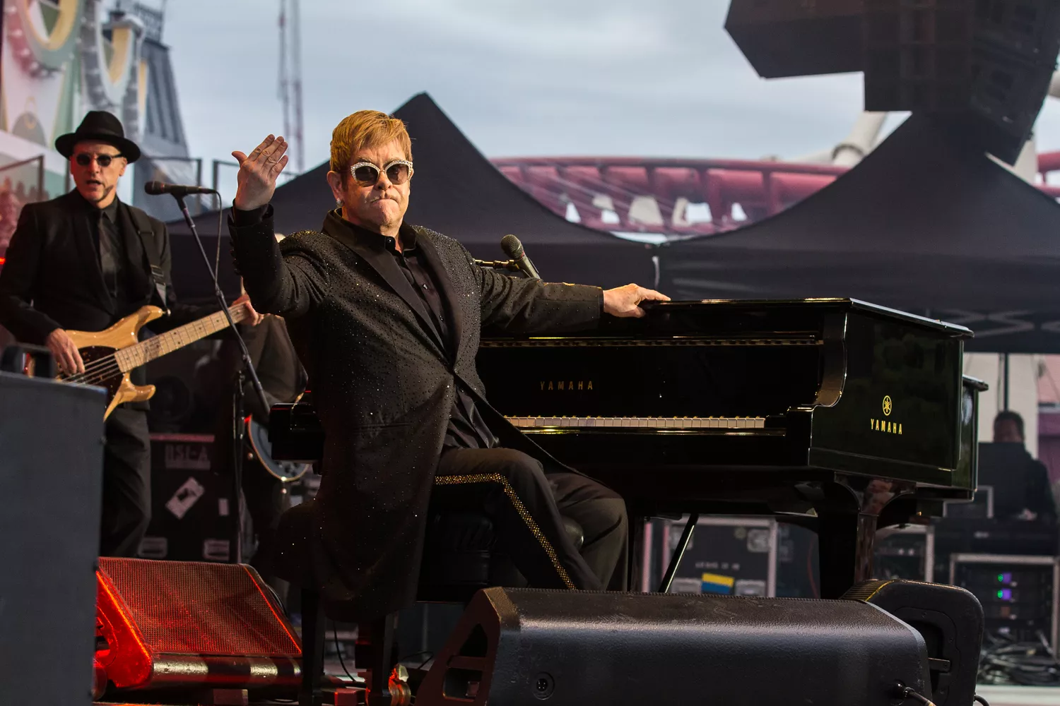 Se en irriterad Elton John storma av scenen 