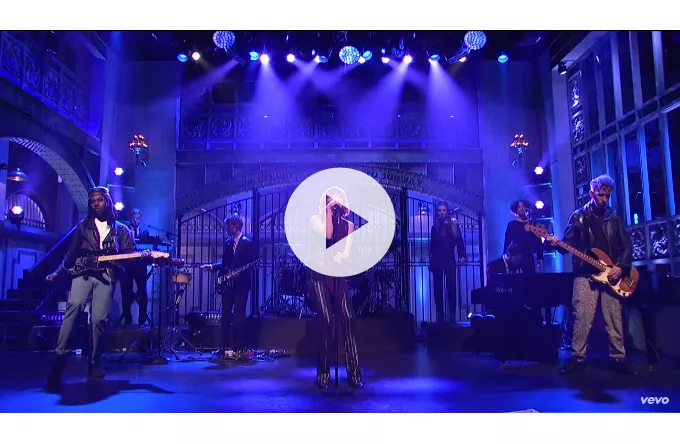 Se Carly Rae Jepsen med ny sang på Saturday Night Live