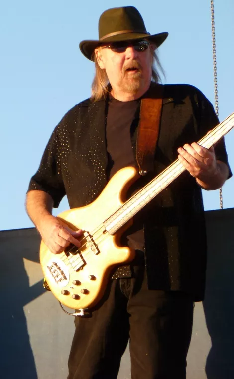 Rockbasisten Larry Junstorm är död 