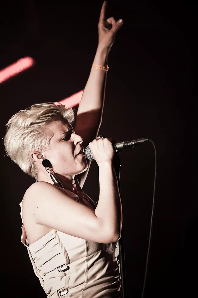 Robyn gör extraspelning i Stockholm