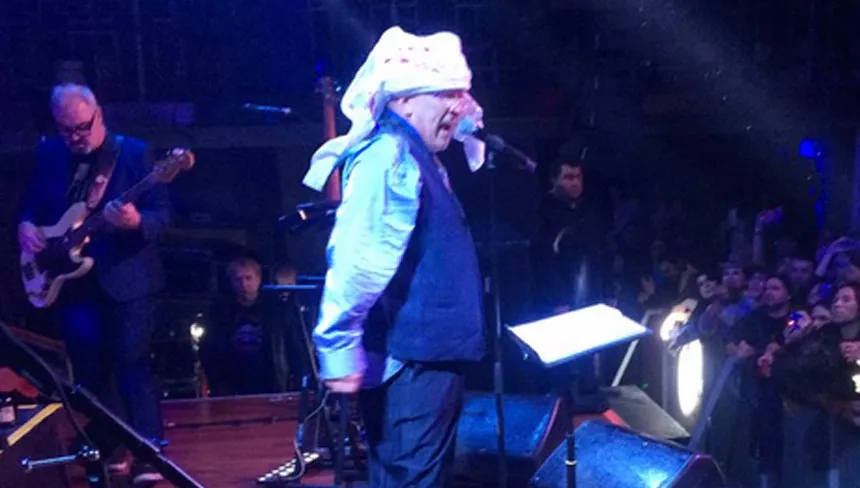 Sex Pistols-sanger ramt af flaske i hovedet på scenen – men synger videre
