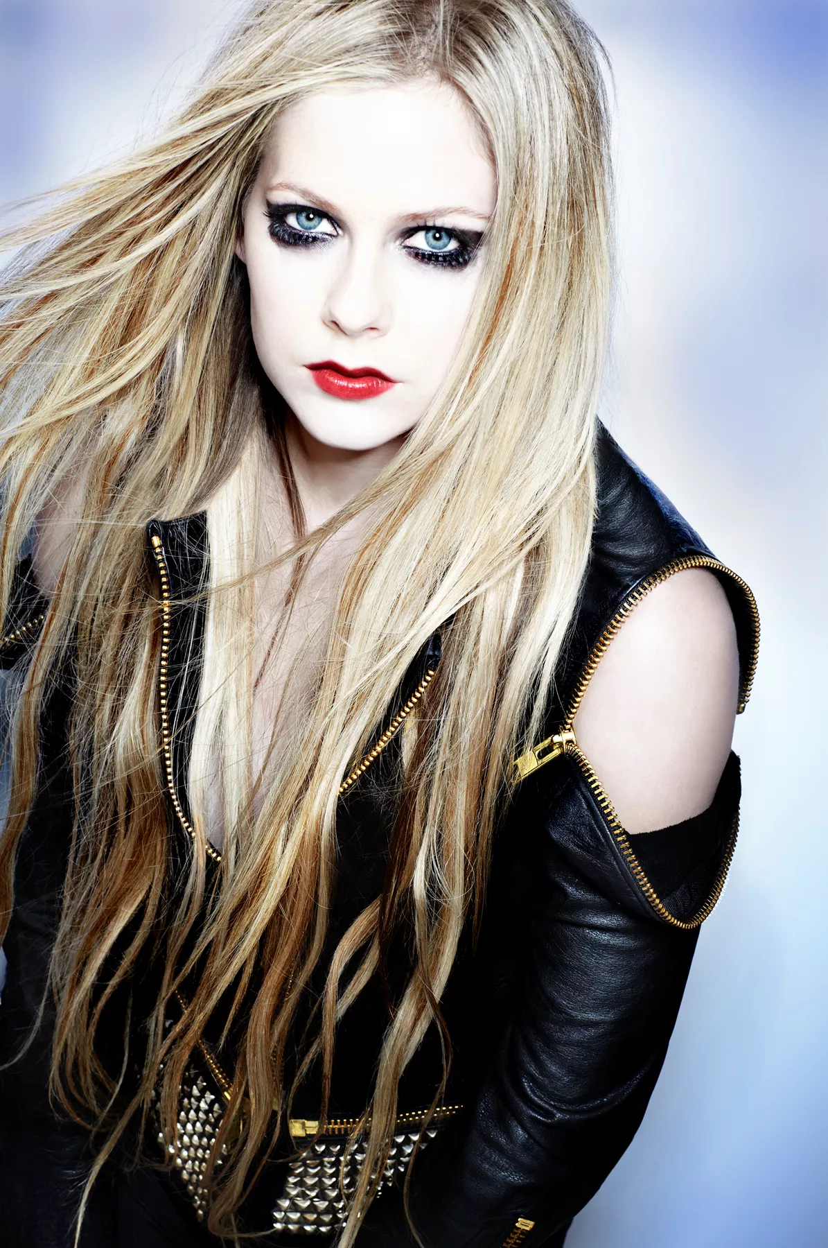 Avril Lavigne tar hjälp av chockrockare