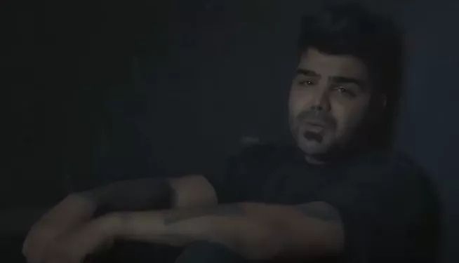 Saman Yasin i musikvideon till låten "Haji."