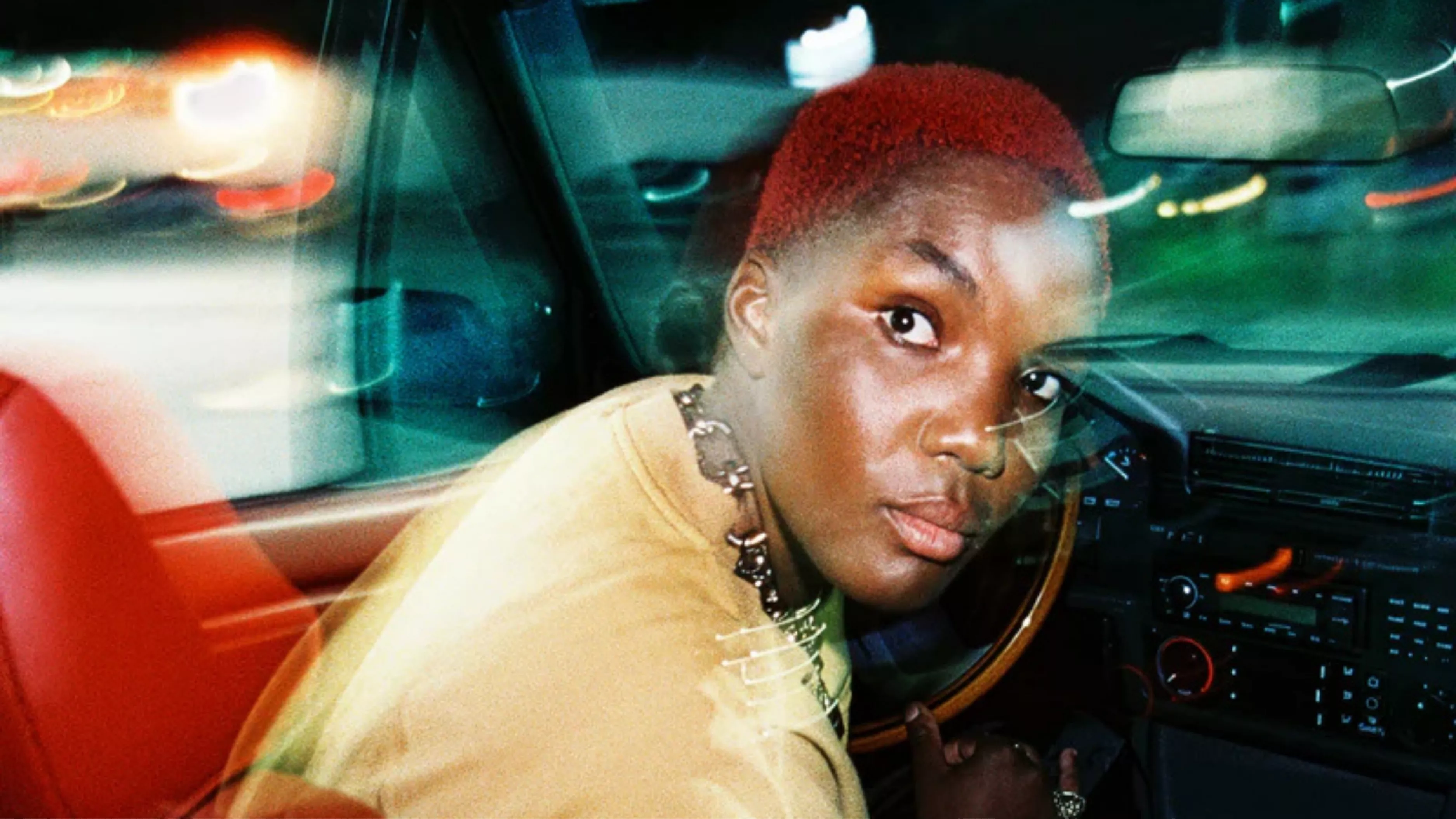 Den brittiska indieartisten Arlo Parks är aktuell med sin nya singel ”2SIDED”.