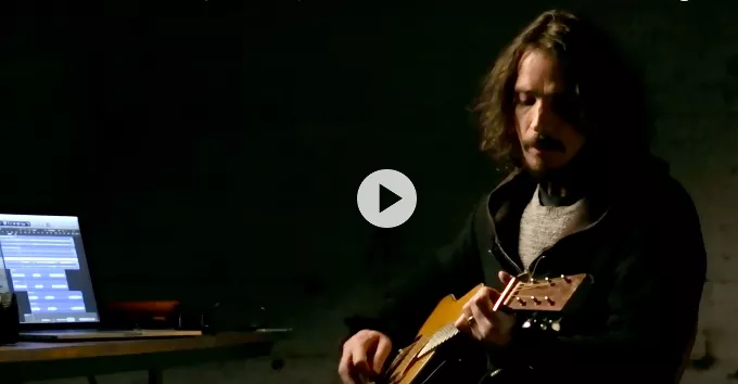 Se Chris Cornells sidste musikvideo med et stærkt flygtningeperspektiv
