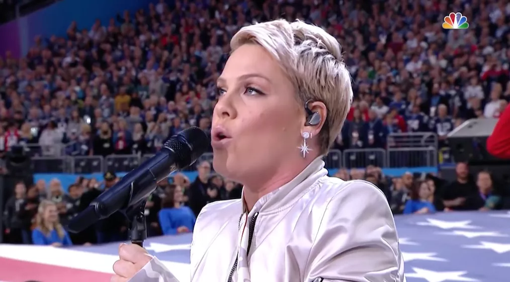 Se P!nk synge den amerikanske nationalsang til Super Bowl