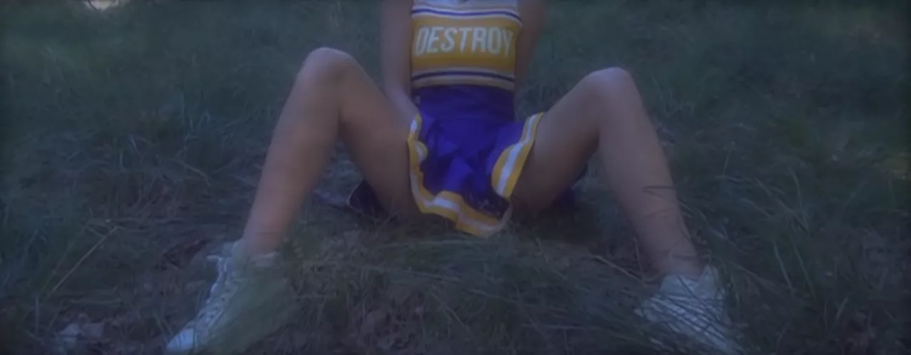 Fræk video: Kinky cheerleader på skovtur