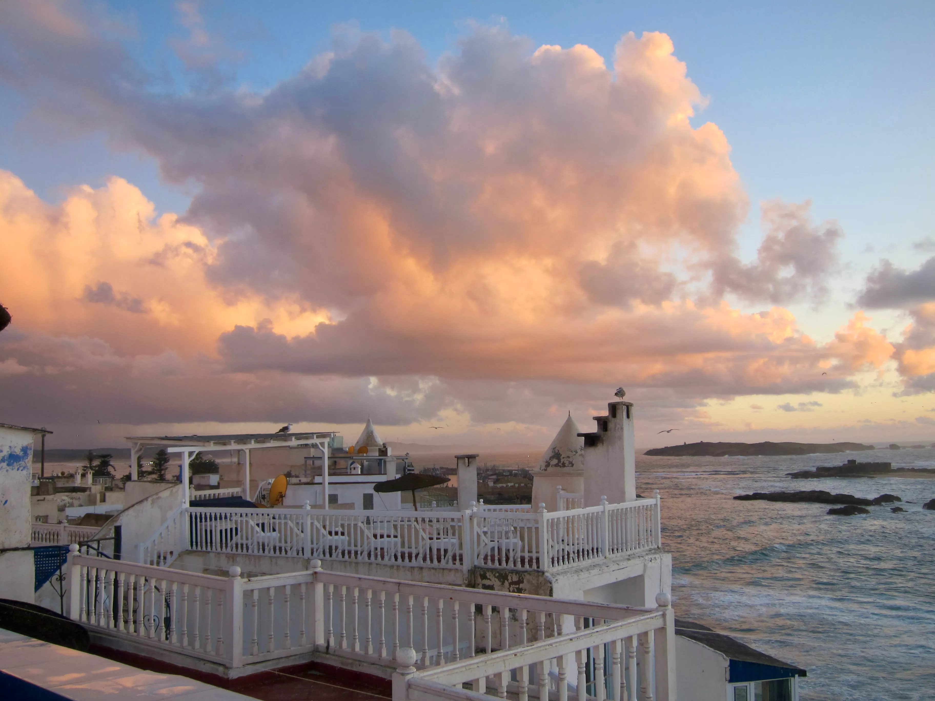 Essaouira ligger klos op af det altid vilde Atlanterhav med undersøiske skær, drama og smukke solnedgange. For gnawa'er er troen på havets ånder intakt - selvfølgelig sammen med en bøn til Allah. Foto: Torben Holleufer