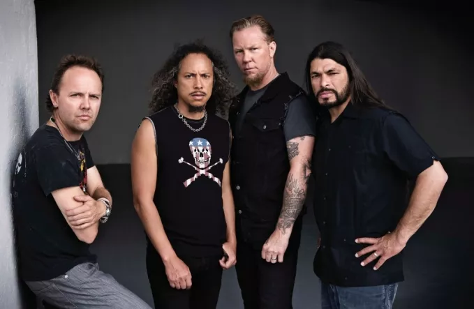 Metallica spelar in nytt