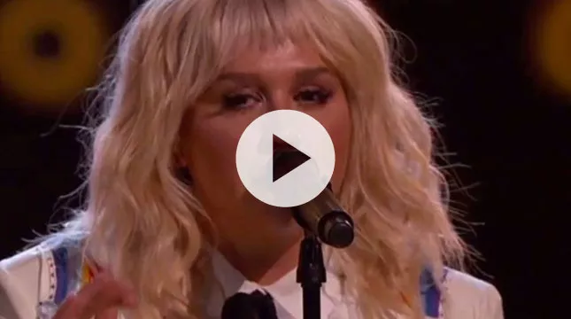Se Kesha synge en rørende udgave af Bob Dylans 'It Ain't Me, Babe'