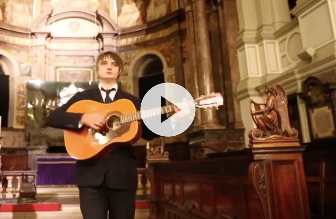 Video: Pete Doherty ser sig selv korsfæstet 