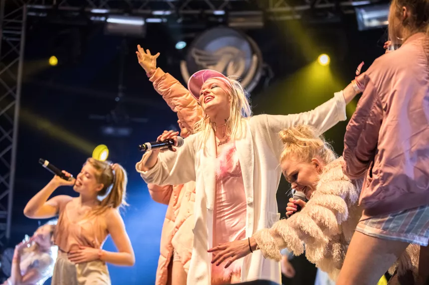 Eurosonic-festivalen i Holland præsenterer morgendagens stjerner – topløst feminist-kollektiv blandt fredagens højdepunkter