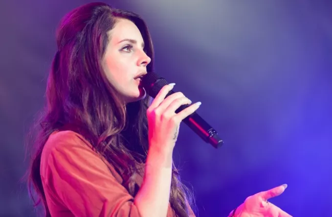 Hør ny sang: Lana Del Rey vil være høj på stranden