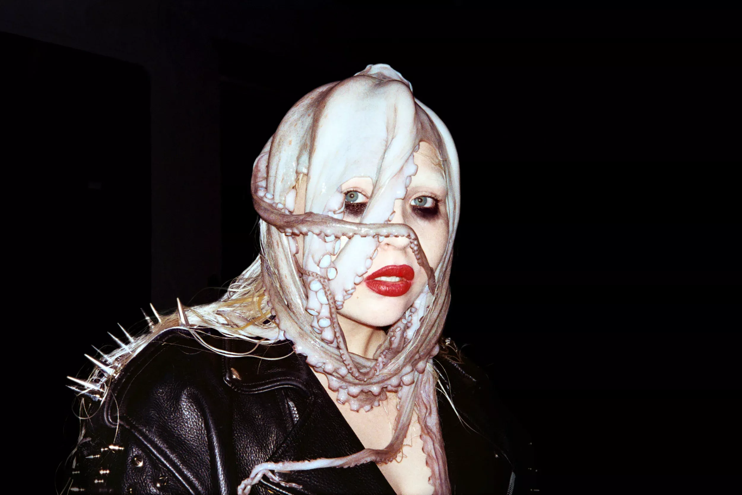 Den svenska electropop-artisten Cobrah är aktuell med sin nya singel "Torn".