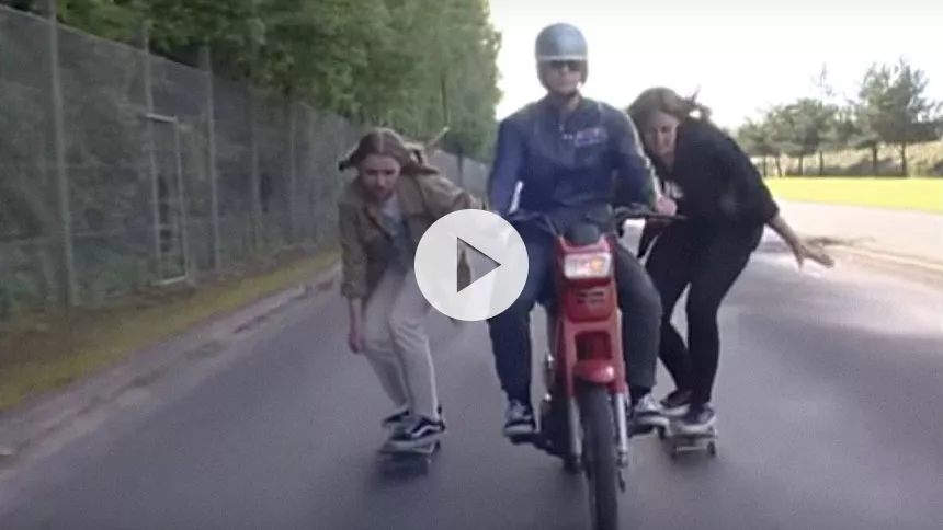 Se Baby in Vain på skateboard og knallert i ny musikvideo