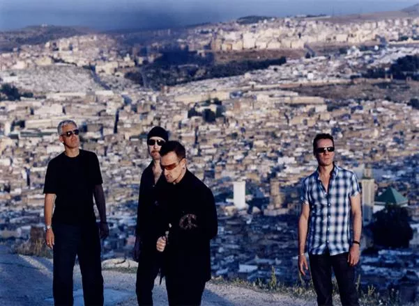 U2 spillede tre nye sange ved turnéstarten i Torino