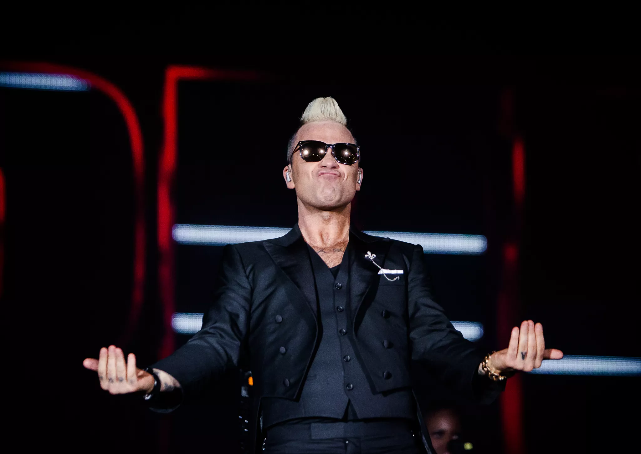 Robbie Williams : Tinderbox, Rød Scene
