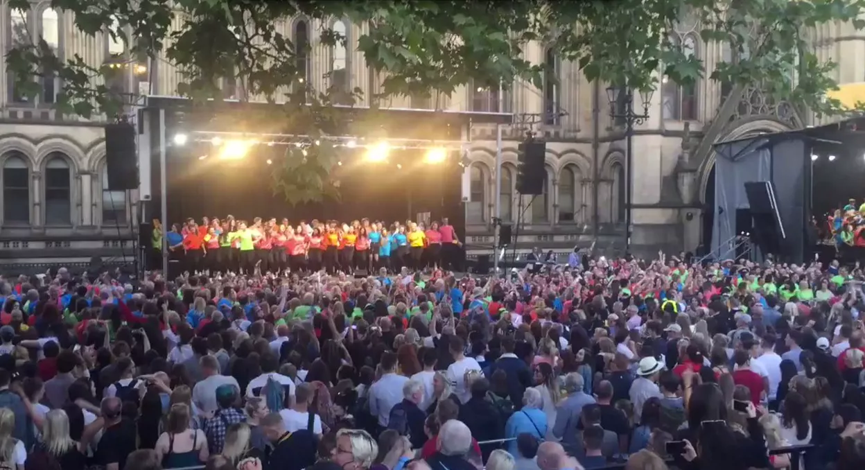 Se tusinder synge "Don't Look Back in Anger" på årsdagen for Manchester-angrebet