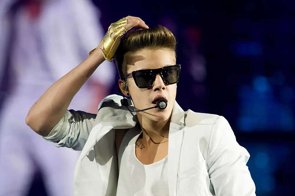 Justin Bieber styrter ned ad hitlisten