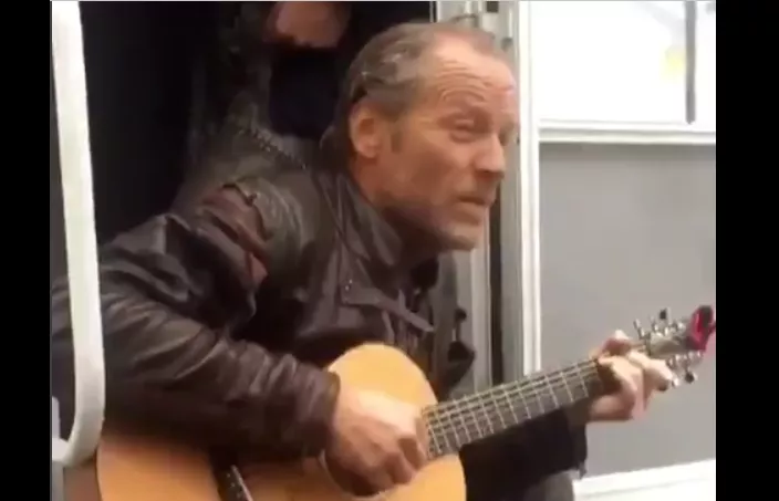 Game of Thrones-skuespillere laver Tom Waits-cover