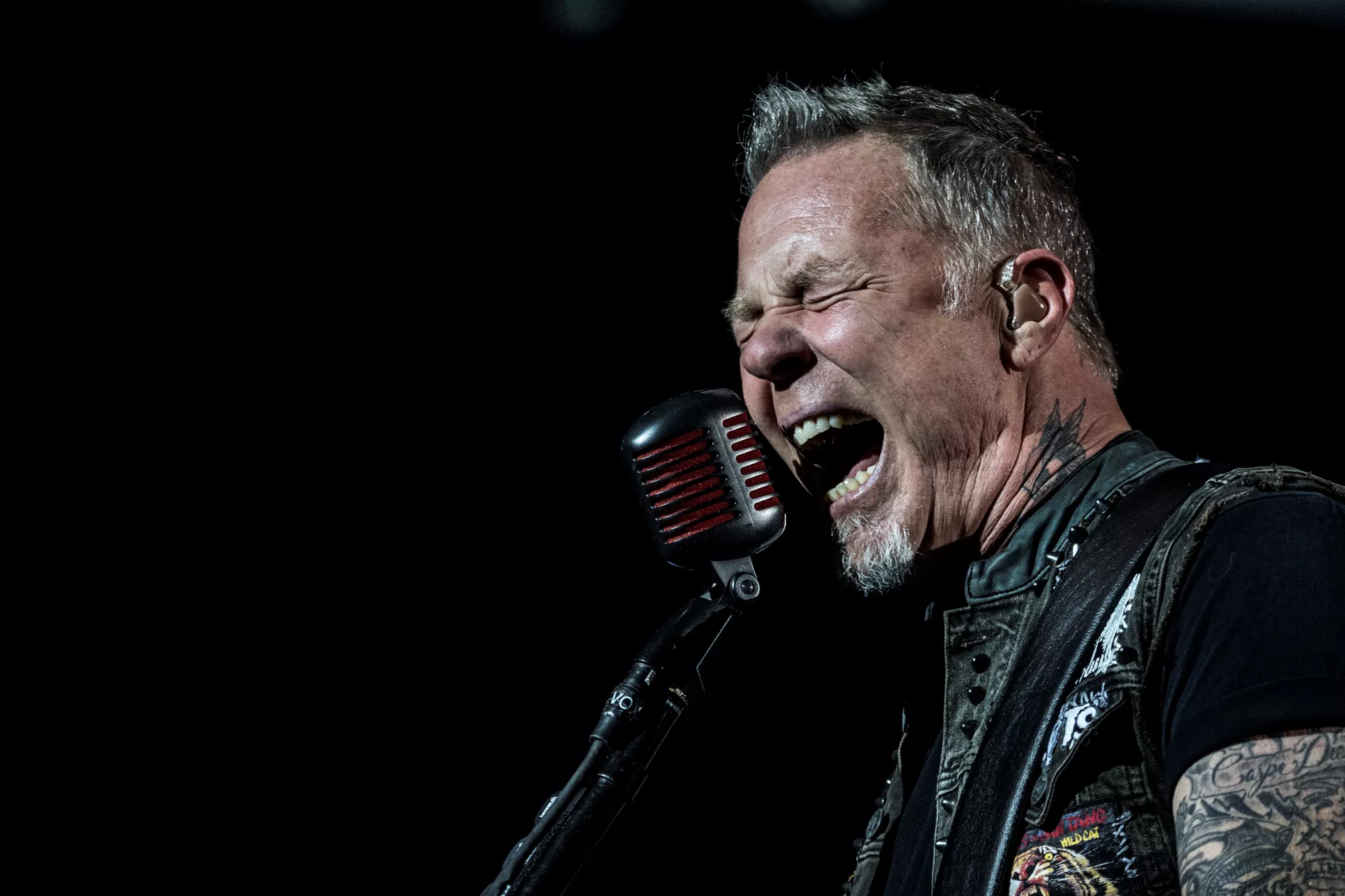 Metallica og Lady Gaga i Grammy-problemer: Se James Hetfield sparke til mikrofonstativ i vrede