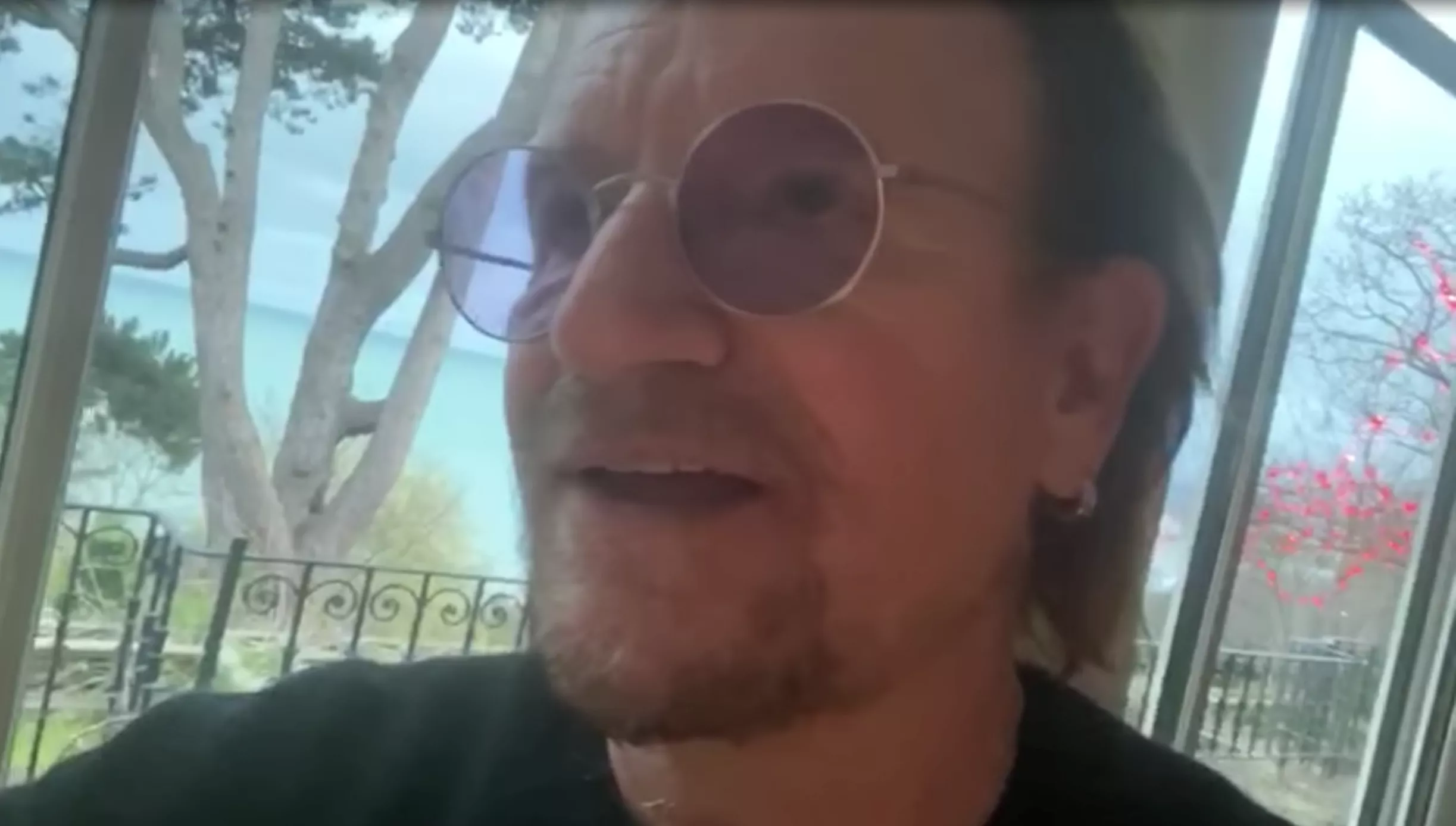 VIDEO: Ny sang fra Bono hylder kærlighed og solidaritet