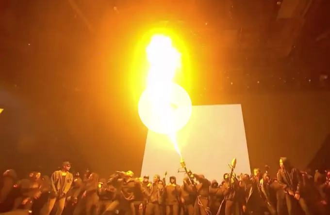 Se bandende Kanye West optræde i et inferno af ild