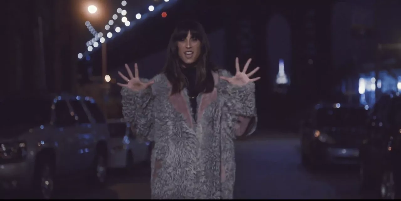 Ny musikvideo: Medina får knust sit hjerte i New York