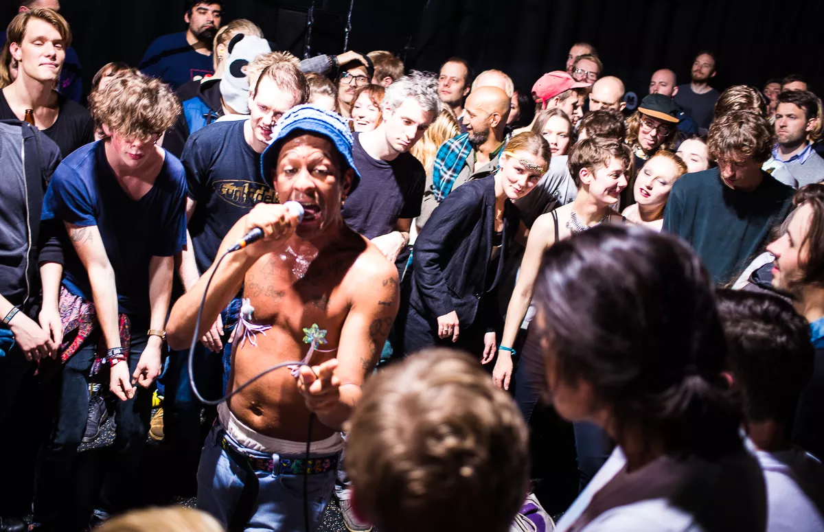 Hyllad dragqueen-hiphop till svensk festival