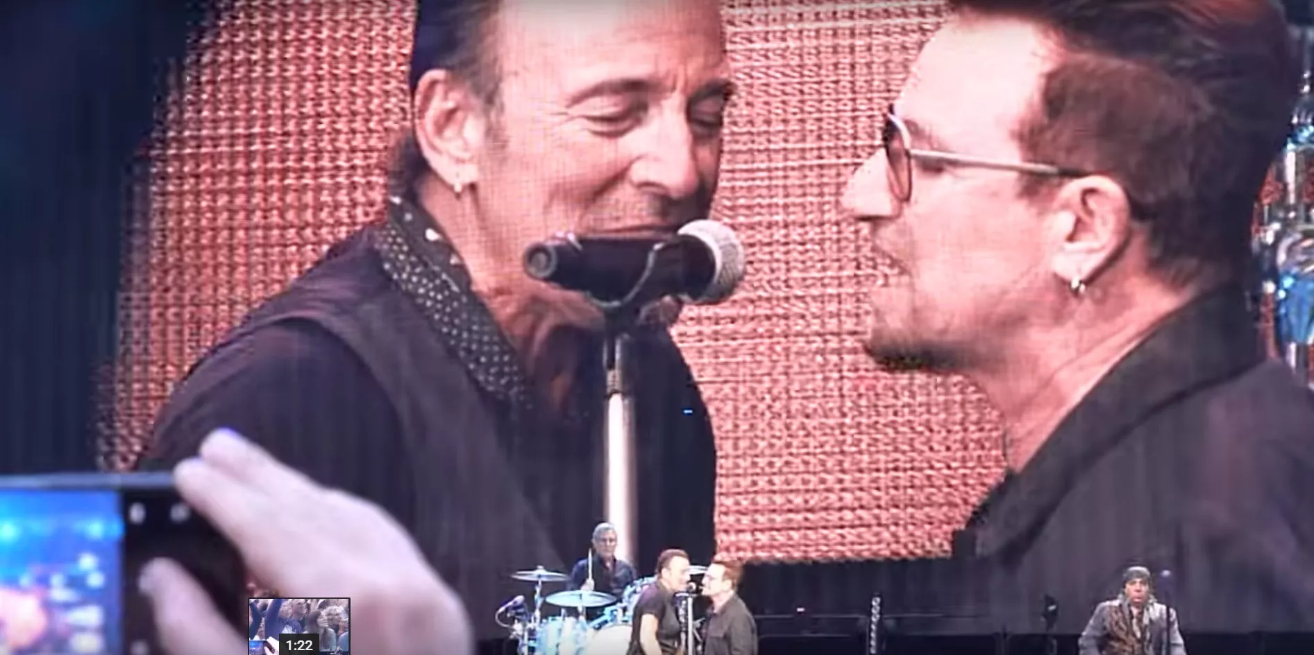 Se Bruce Springsteen og Bono fremføre Patti Smith-klassiker