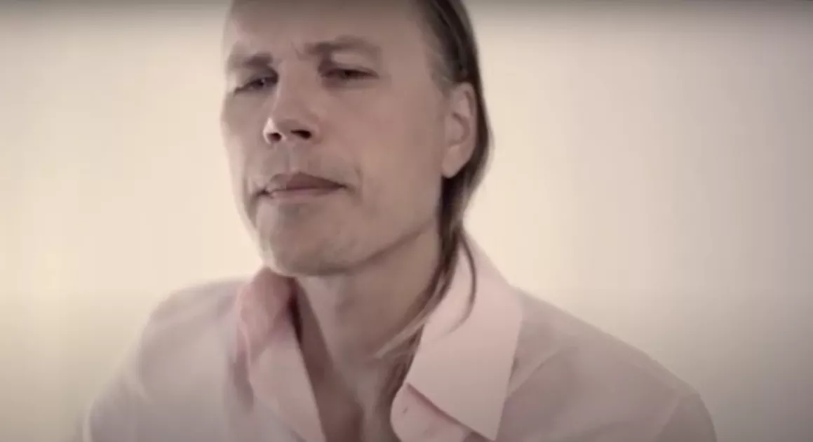 PREMIÄR: Christian Kjellvander besvarar en gammal låt