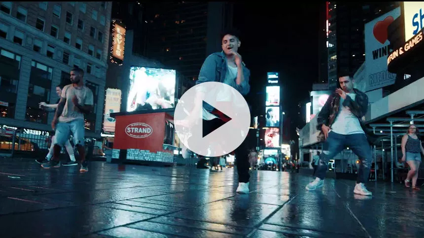 hasan shah jagter en smuk pige gennem New York i ny musikvideo