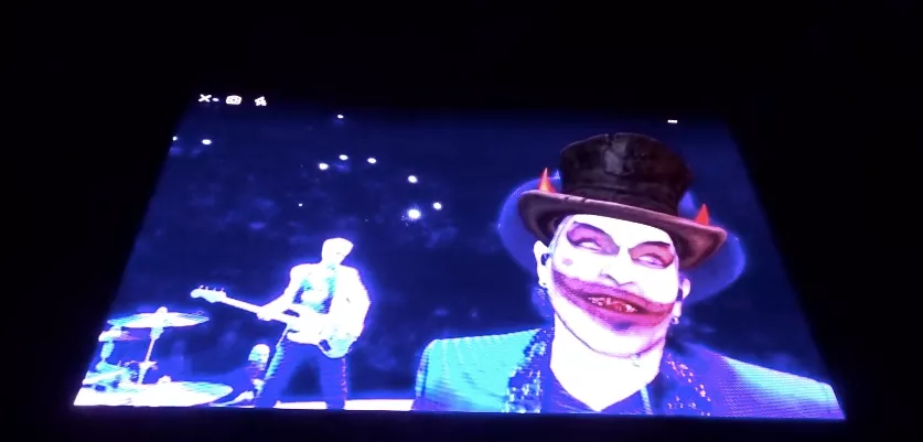 Se när U2 hånar Jimmie Åkesson på scen