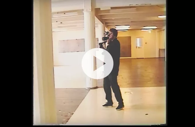 Video: Jacob Bellens filmer rulleskøjtedans og hyggeboksning