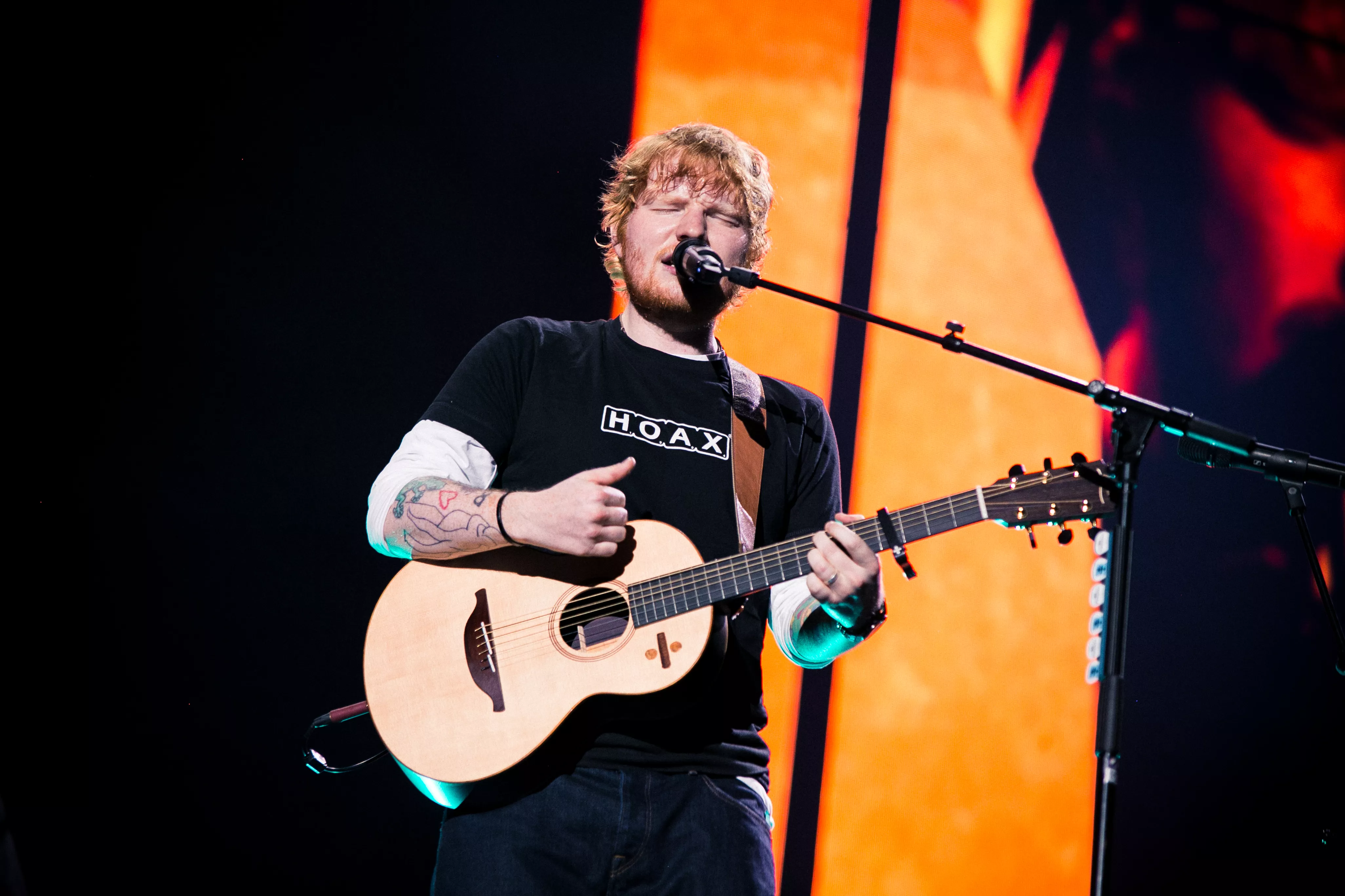 Gigantisk Ed Sheeran-statue dukker op i Moskva