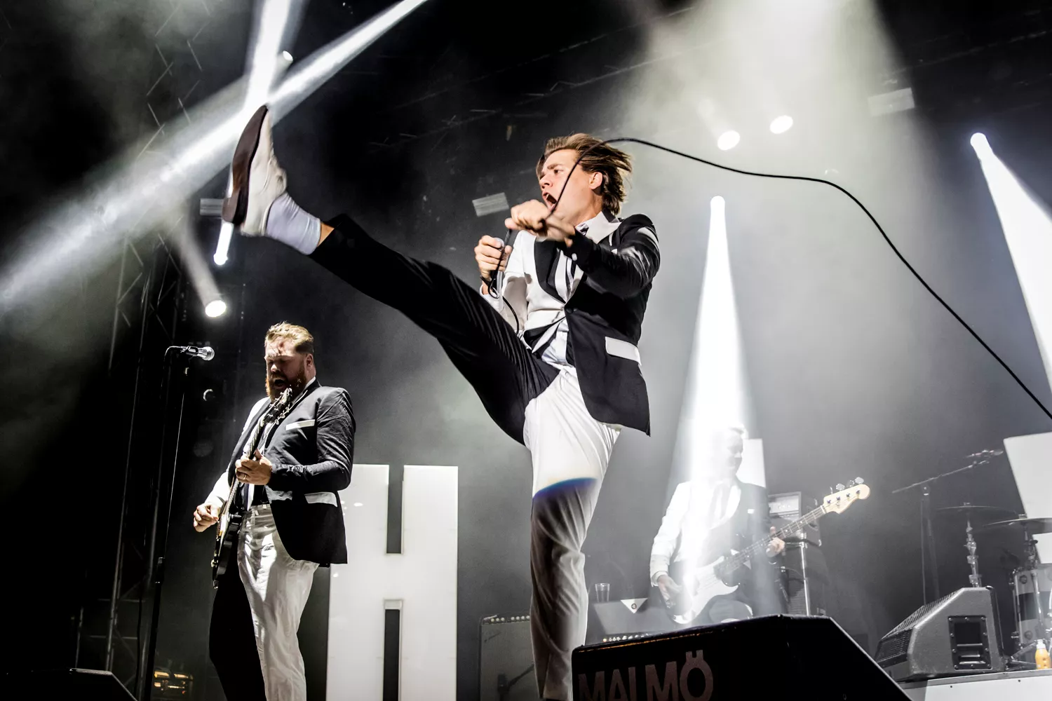Se Howlin' Pelle gästa Foo Fighters
