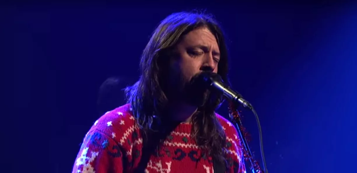 Se Foo Fighters spille medley af "Everlong" og julenumre