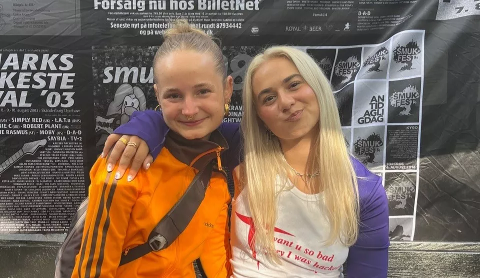 Vores nuværende praktikant Laura Marie Bjerregaard Sieben backstage på årets Smukfest sammen med Ella Augusta efter et veloverstået interview