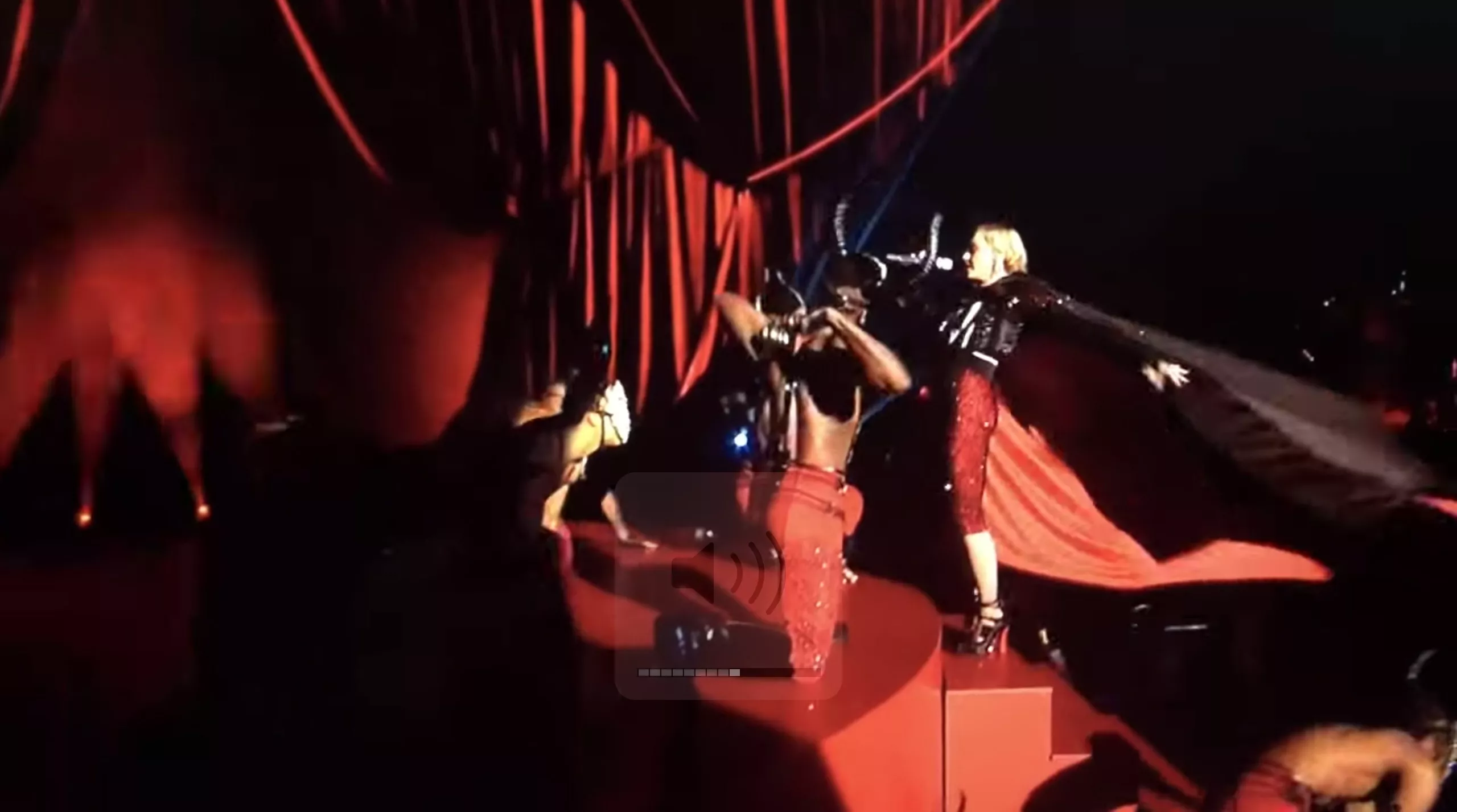 Giorgio Armani skylder på Madonna