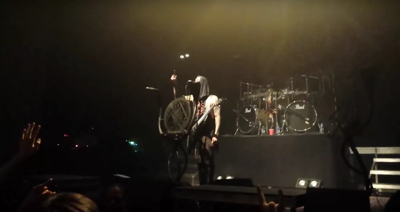 Videoklip: Metalbands spreder afdød fans aske til koncerter