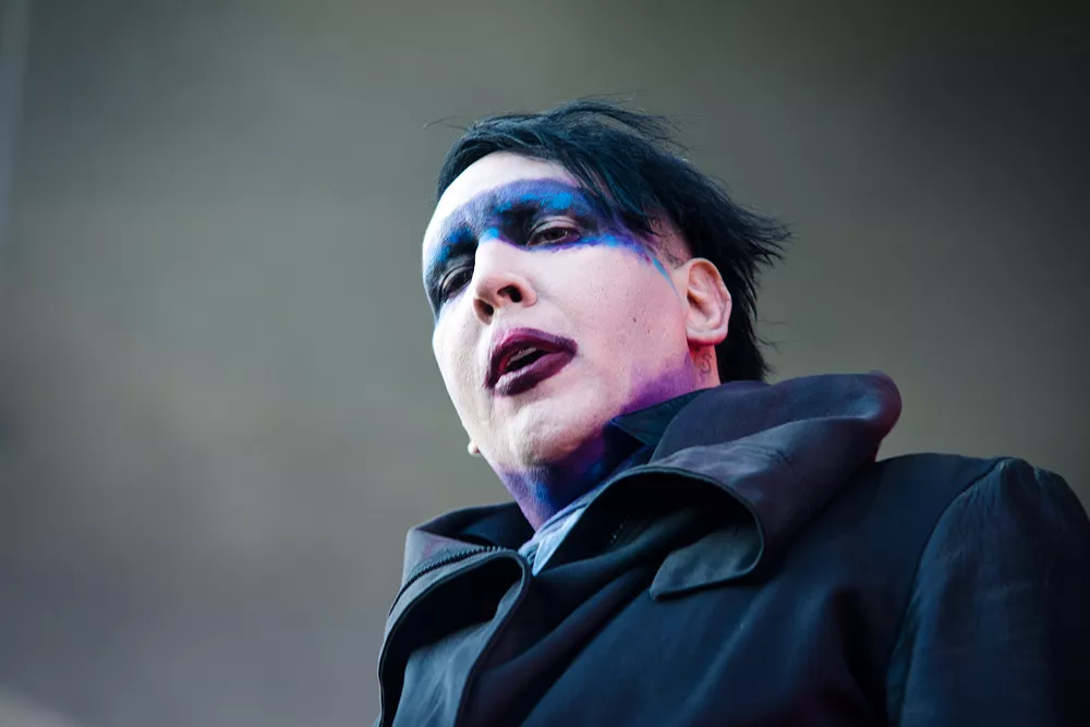 Cover: Marilyn Manson hylder Bowie på Cat People
