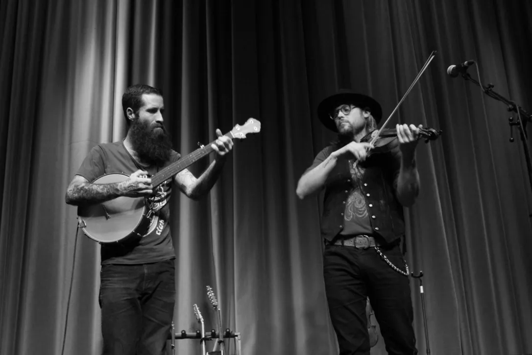 Pratsam och uppsluppen countryduo 