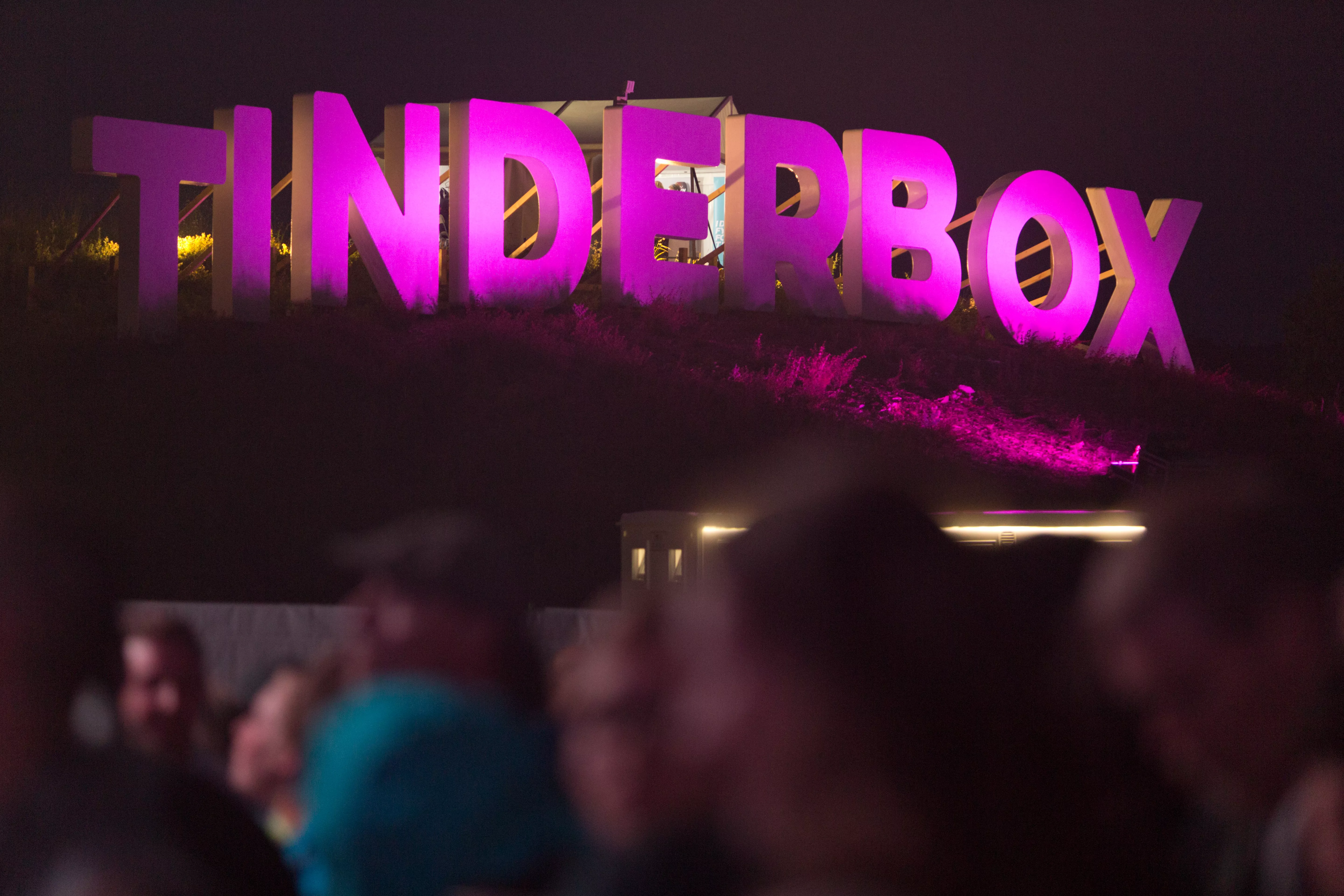 Se masser af billeder og anmeldelser fra Tinderbox – fredag